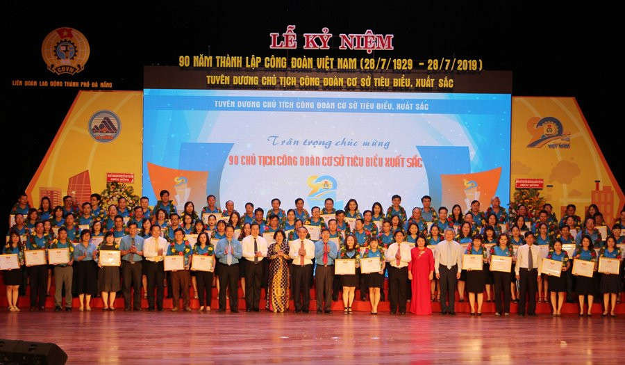 Đà Nẵng: Trao tặng 30 nhà mái ấm công đoàn
