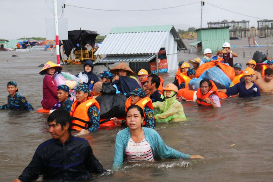 Bộ đội Hải quân Vùng 5 giúp dân Phú Quốc tránh lũ mùa mưa lũ