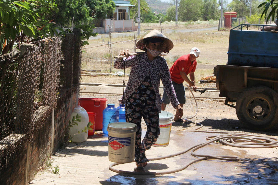 Dùng xe chở nước cho dân vùng khô cạn