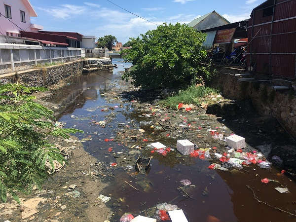 Quảng Bình: Kinh hãi nước kênh đen ngòm, bốc mùi hôi thối gây ô nhiễm khu dân cư