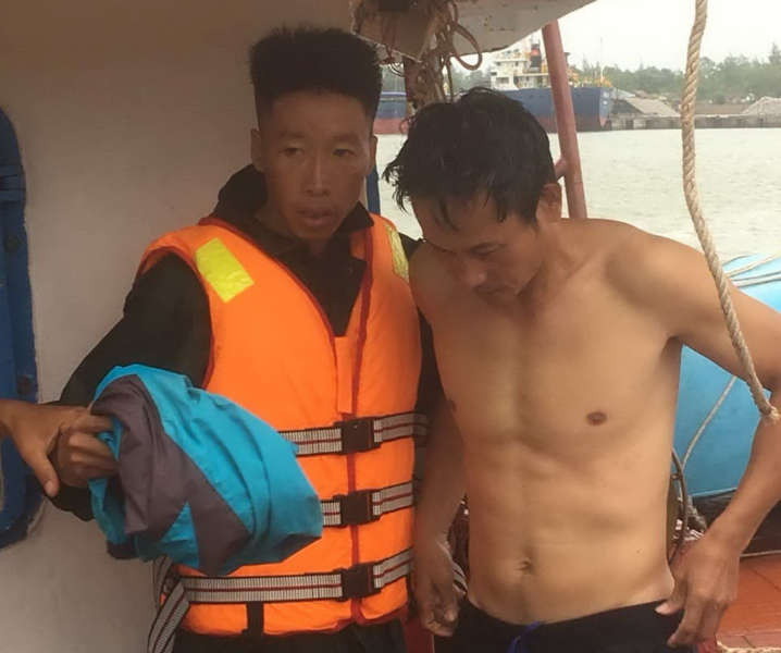 Quảng Trị: Cứu hộ thành công 1 người dân gặp nạn trên biển