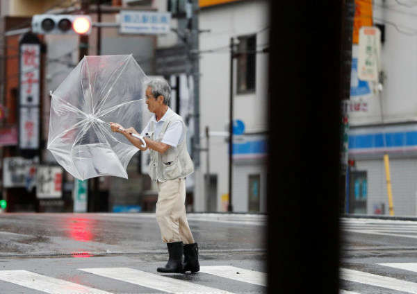Nhật Bản: Bão mạnh đổ bộ Tokyo, giao thông trì trệ