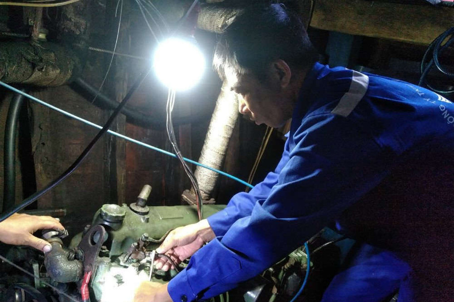 Trung tâm Hậu cần - Kỹ thuật đảo Sinh Tồn: Sửa chữa kịp thời sự cố máy tàu cá PY 91999 TS