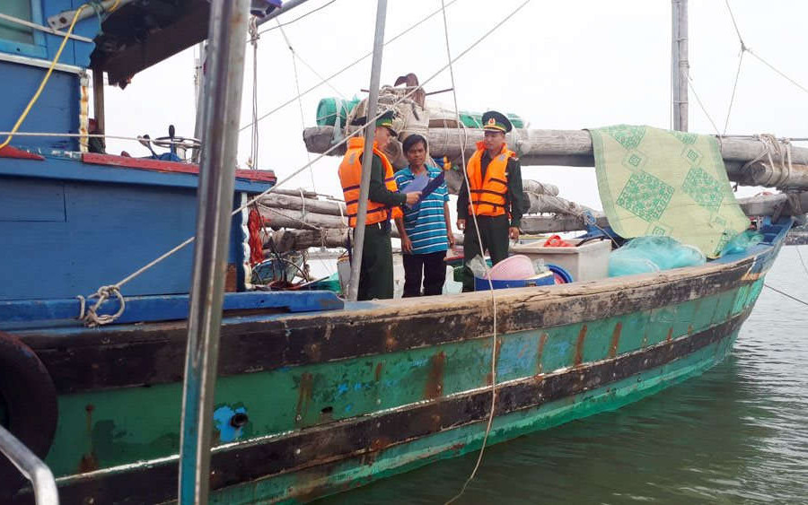 Quảng Ninh: Bắt 2 tàu khai thác thủy sản trái phép