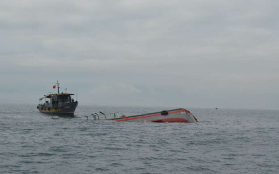 Hà Tĩnh: Chìm tàu chở bột đá trên đường vào cảng, 10 thuyền viên mất liên lạc