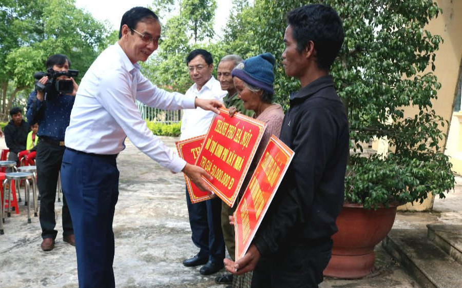 Phó Bí thư Thành ủy Hà Nội trao quà và hỗ trợ gia đình chính sách ở Gia Lai