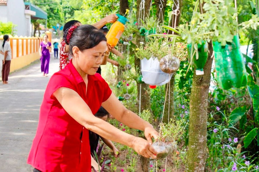 Tái chế chai nhựa để trồng cây - hành động thiết thực để BVMT của phụ nữ Ninh Bình