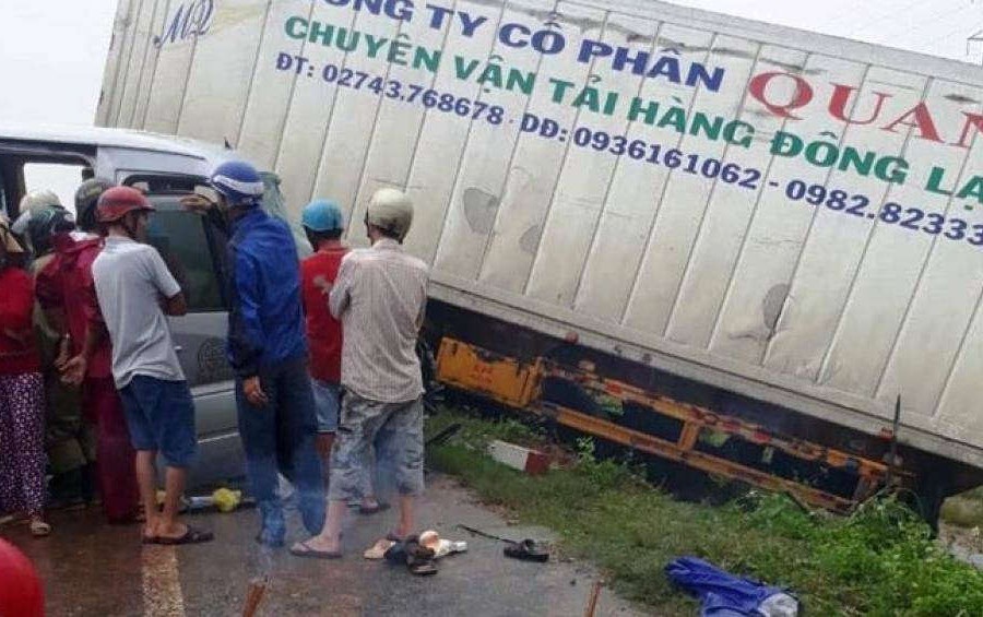 Khẩn trương cấp cứu nạn nhân vụ tai nạn 13 người thương vong ở Quảng Ngãi