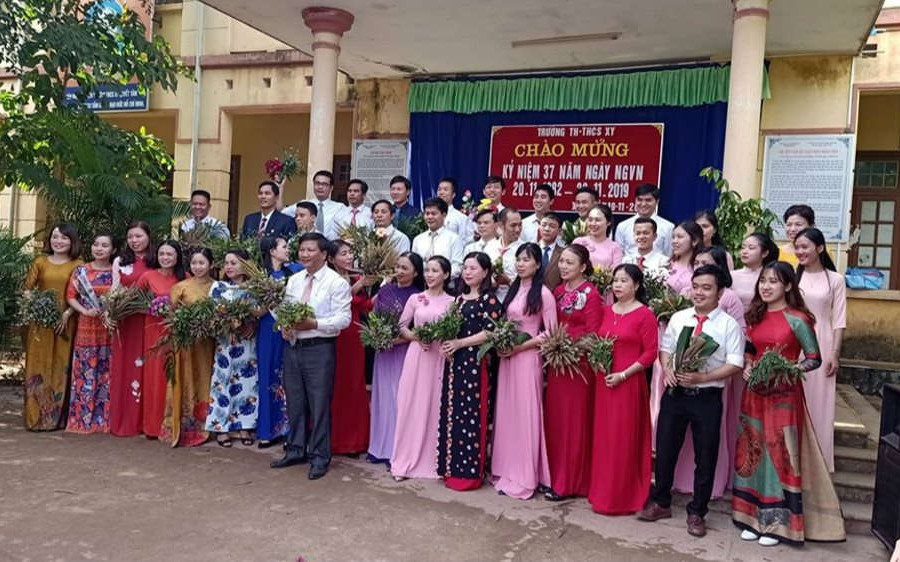 Ngày Nhà giáo Việt Nam 20/11: Xúc động hình ảnh “bó hoa dại” của học sinh vùng cao Quảng Trị