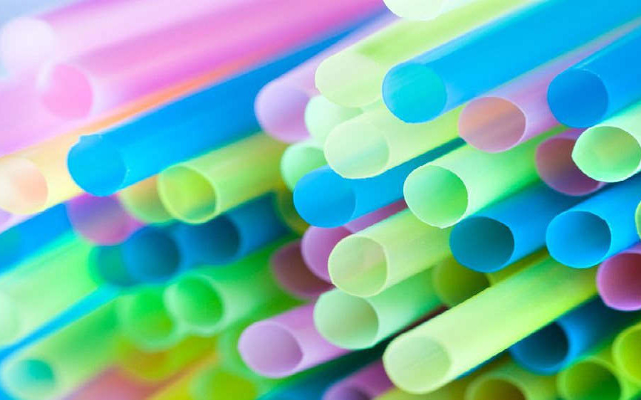 Thành phố Vancouver ở Canada thông qua lệnh cấm ống hút và túi nhựa từ năm 2020