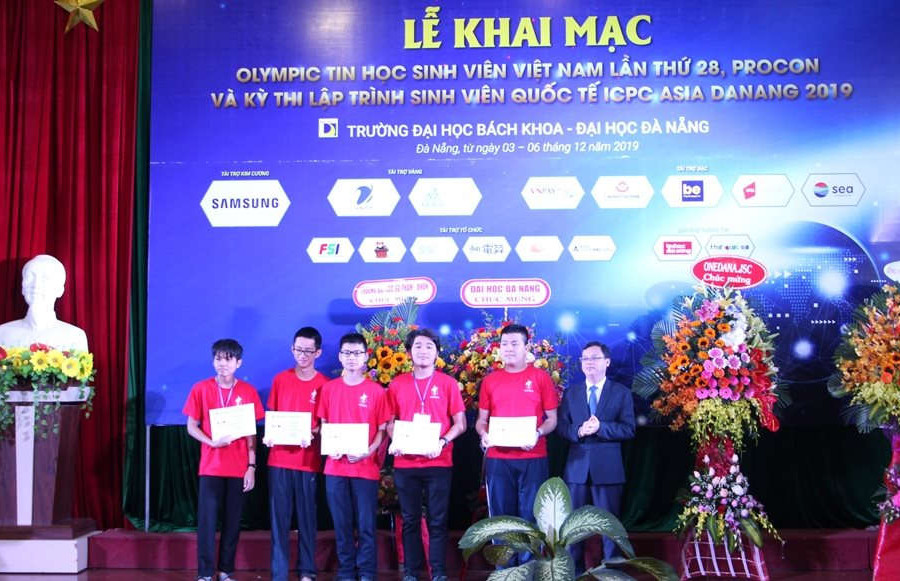 Hơn 700 sinh viên tham gia thi tin học Việt Nam và Lập trình viên quốc tế