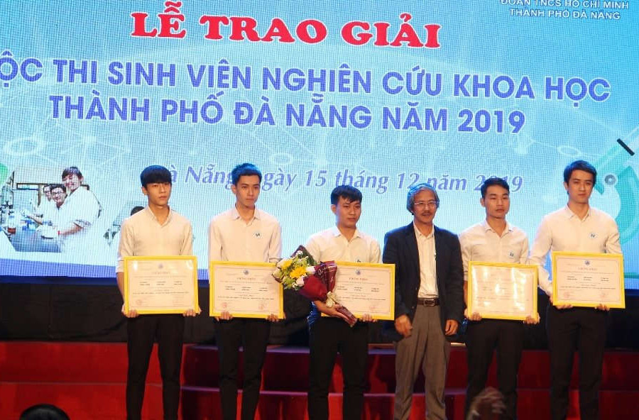 Đà Nẵng: Thiết bị thu gom rác mặt nước giành giải Nhất Cuộc thi sinh viên nghiên cứu khoa học