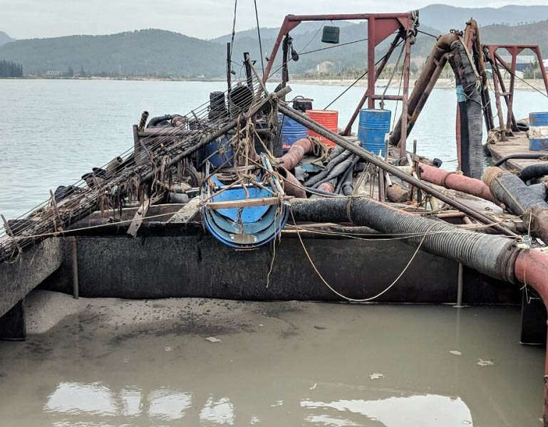 Quảng Ninh: Bắt giữ 2 tàu hút cát trái phép trên sông Hốt