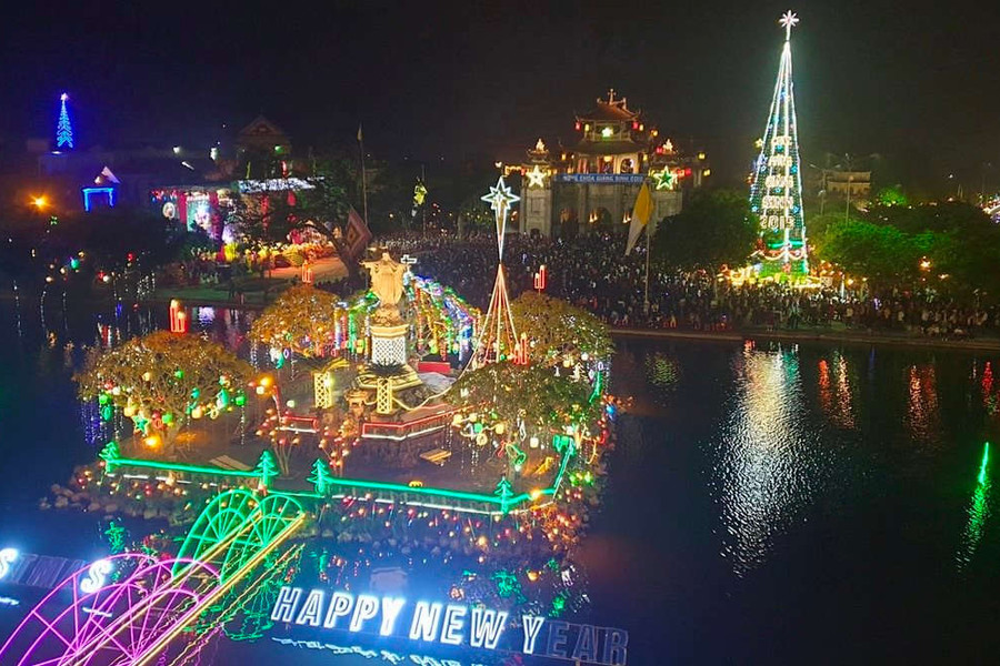 Dòng người đổ về "Kinh đô công giáo Việt Nam" trong đêm Giáng sinh