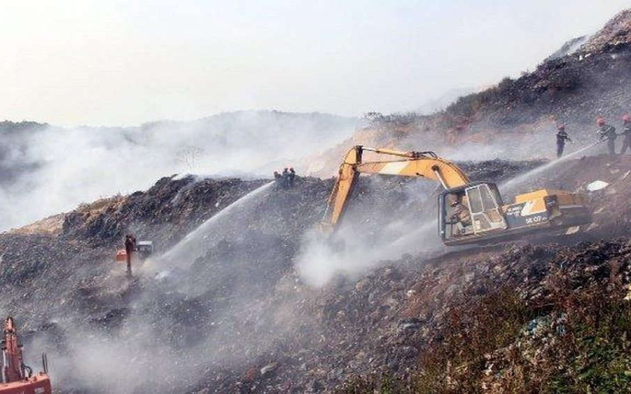 Đà Lạt huy động nhiều lực lượng để dập lửa ở “núi rác” Cam Ly
