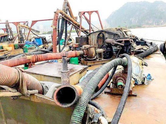  Quảng Ninh: Bắt giữ 6 tàu khai thác cát trái phép
