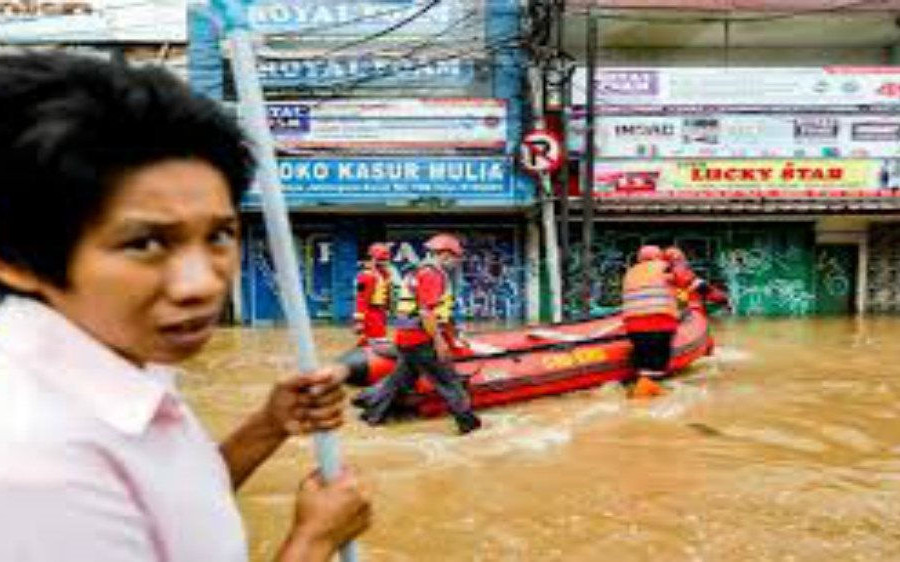 Hàng chục ngàn người sơ tán do lũ lụt và sạt lở đất ở thủ đô của Indonesia