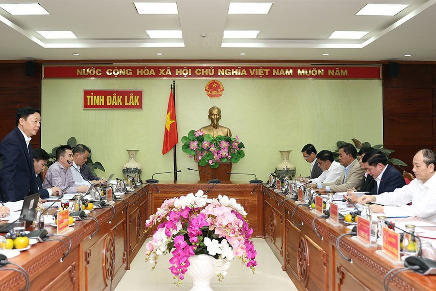 Bộ trưởng Trần Hồng Hà và đoàn công tác Bộ TN&MT làm việc với lãnh đạo tỉnh Đắk Lắk