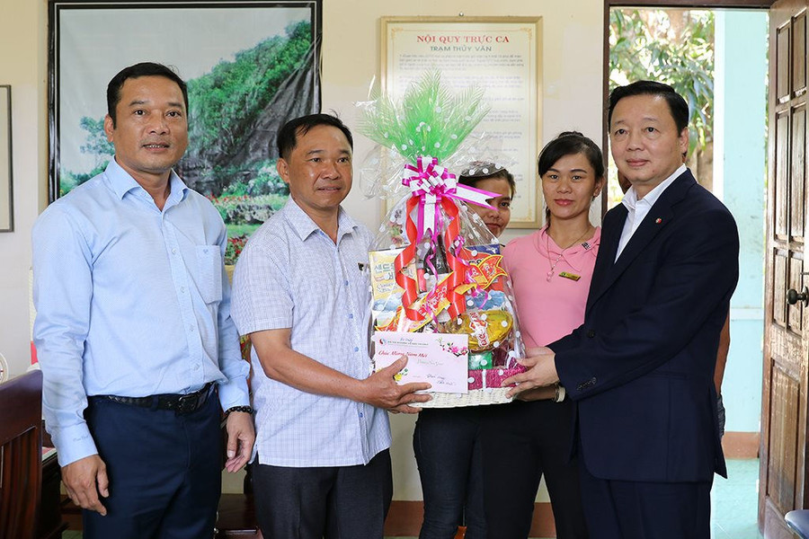 Bộ trưởng Trần Hồng Hà thăm, tặng quà Tết cán bộ, nhân viên Trạm Thủy văn Bản Đôn