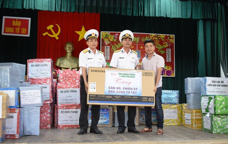 Báo TN&MT tặng quà Tết cho xã đảo Song Tử Tây, huyện đảo Trường Sa
