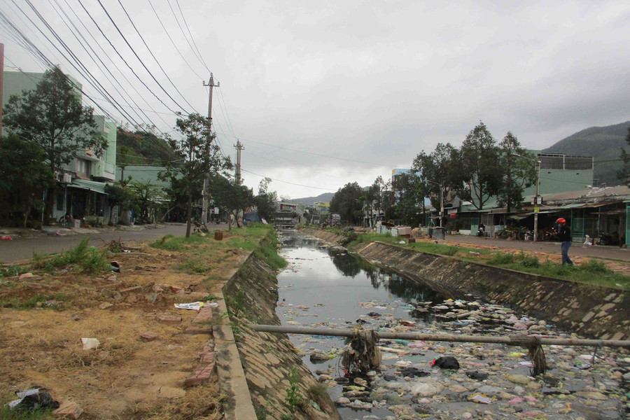 Bình Định: Cần xử lý nạn ô nhiễm trên mương hở xóm Tiêu để dân đón Tết Canh Tý 