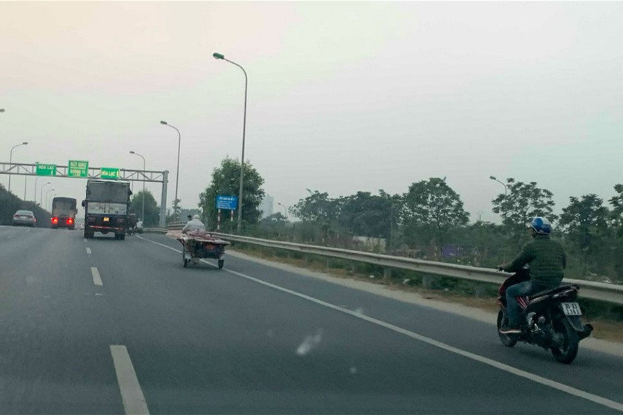 Xe máy "đùa với tử thần" trên cao tốc đại lộ Thăng Long