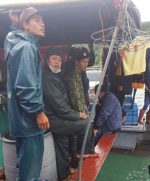  Quảng Ninh: Cứu thành công 2 ngư dân gặp nạn trên biển