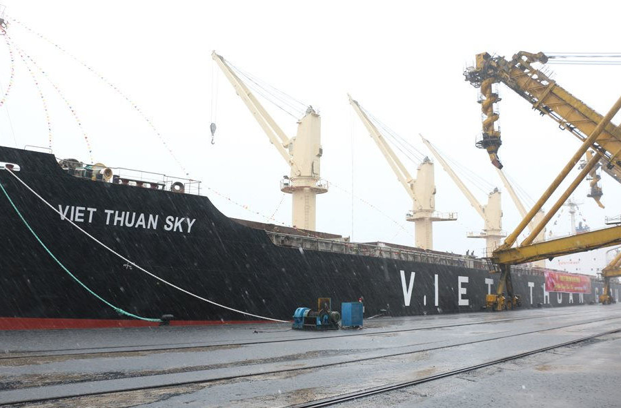  Quảng Ninh: Rót 45 nghìn tấn than cho tàu "xông đất" ngày đầu năm mới