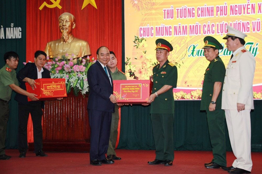 Thủ tướng Nguyễn Xuân Phúc chúc Tết lực lượng vũ trang và nhân dân TP Đà Nẵng 
