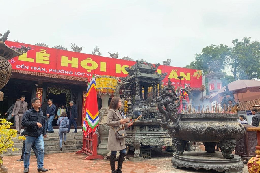 Nam Định: Hàng nghìn du khách đổ về lễ hội đền Trần 