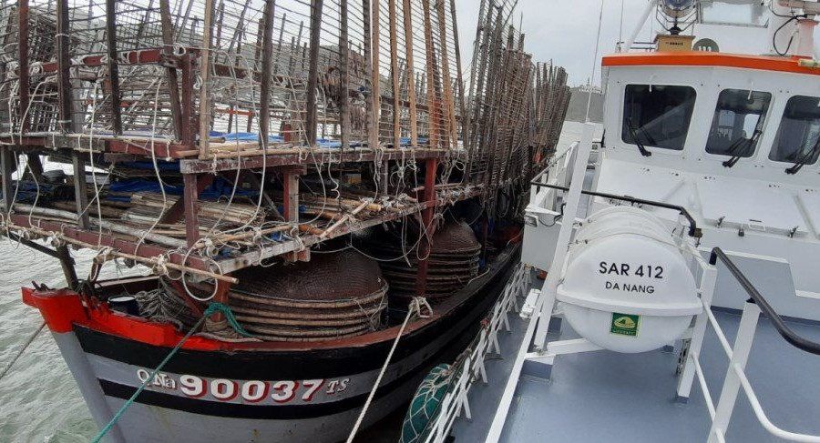 Cứu nạn 40 ngư dân bị trôi dạt trên vùng biển Hoàng Sa