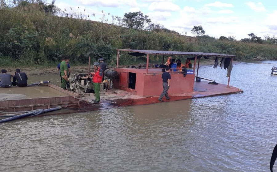 Đắk Nông: Bắt giữ một tàu hút cát trái phép trên sông Krông Nô