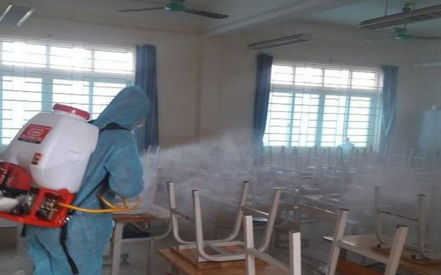 Huyện Phúc Thọ phun hóa chất lần 3 tại 89 cơ sở giáo dục trên địa bàn