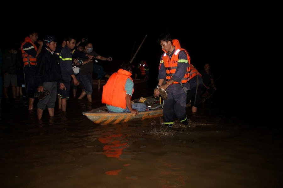 Trắng đêm tìm kiếm 6 nạn nhân trong vụ chìm đò trên sông Vu Gia