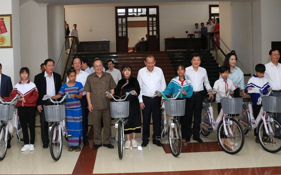 Phó Thủ tướng Thường trực Trương Hoà Bình tặng quà gia đình chính sách tại Đắk Nông