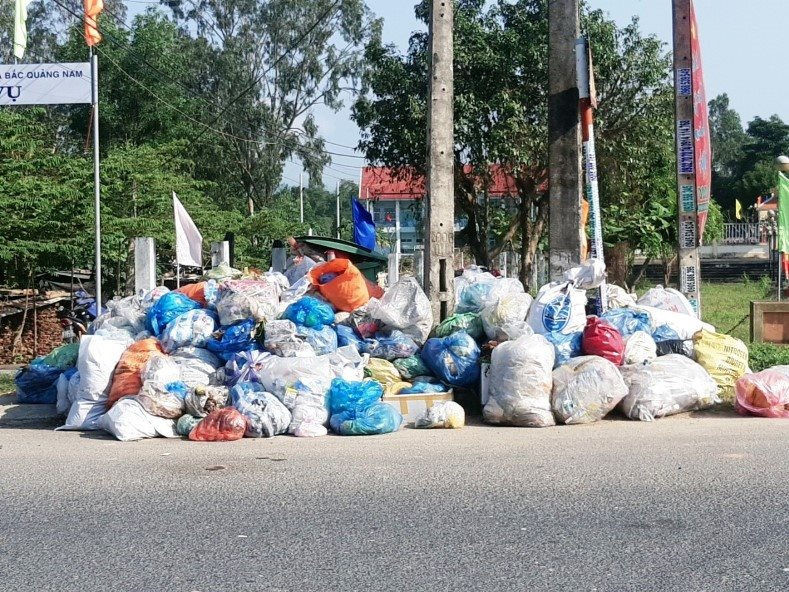 Quảng Nam: Dân ngăn cản xe đổ rác vào bãi, rác thải lại ùn ứ khắp nơi