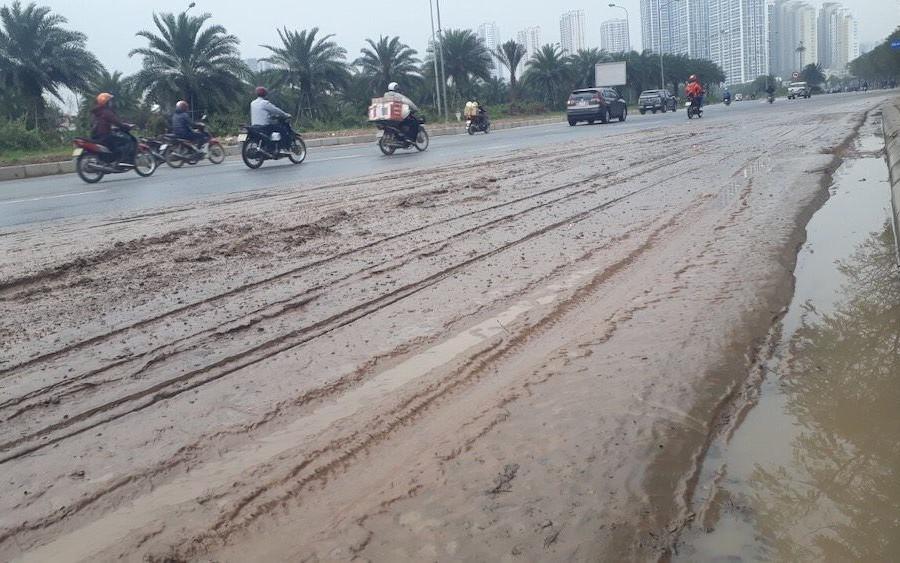  Nhếch nhác bùn đất, phế thải trên Đại lộ Thăng Long 
