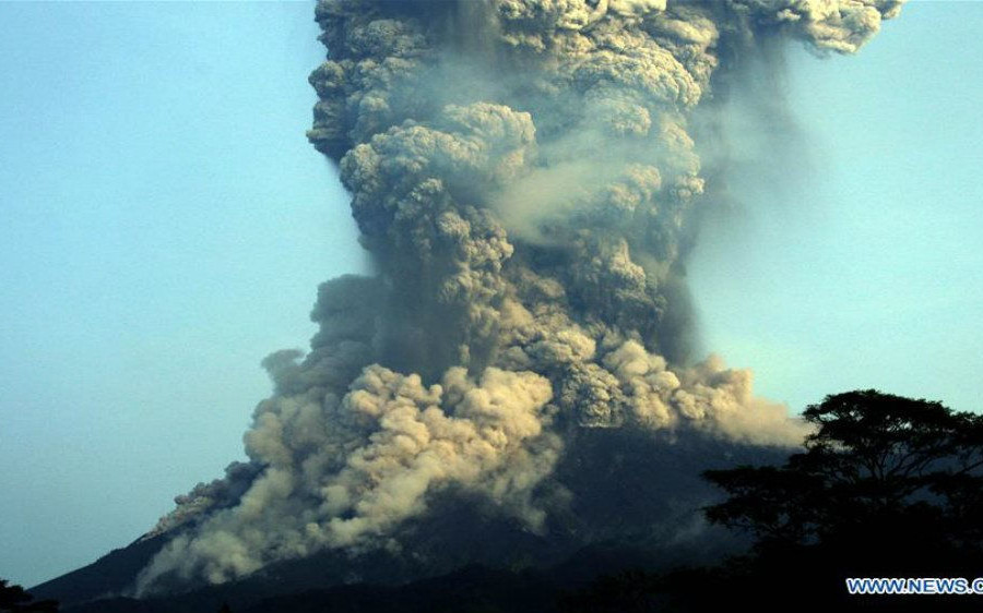 Indonesia đóng cửa sân bay quốc tế do núi lửa phun trào