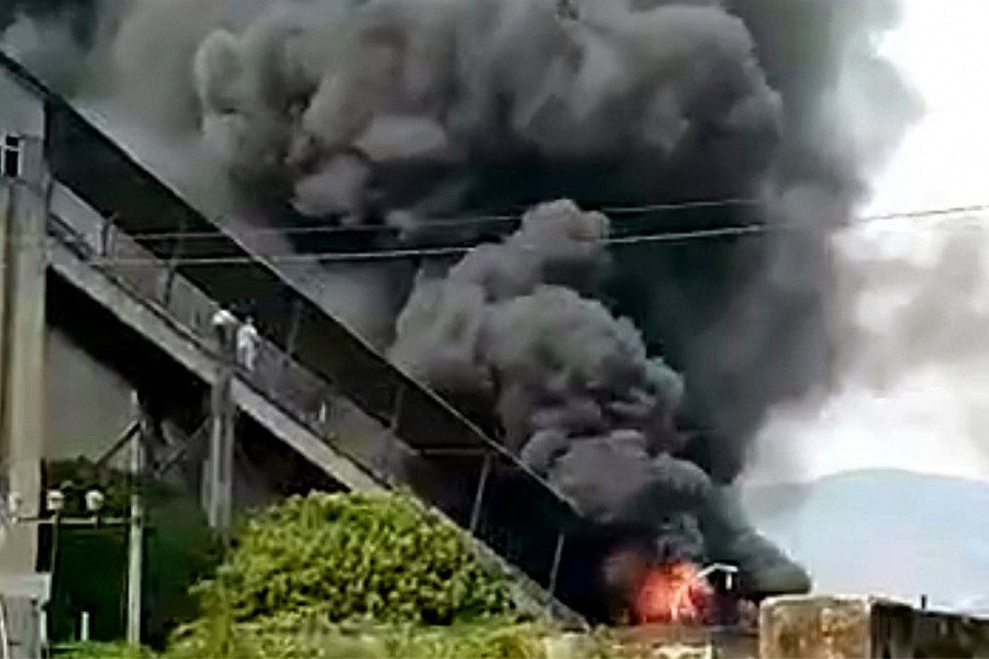 Cháy lớn tại Nhà máy xi măng Sông Đà ở Gia Lai