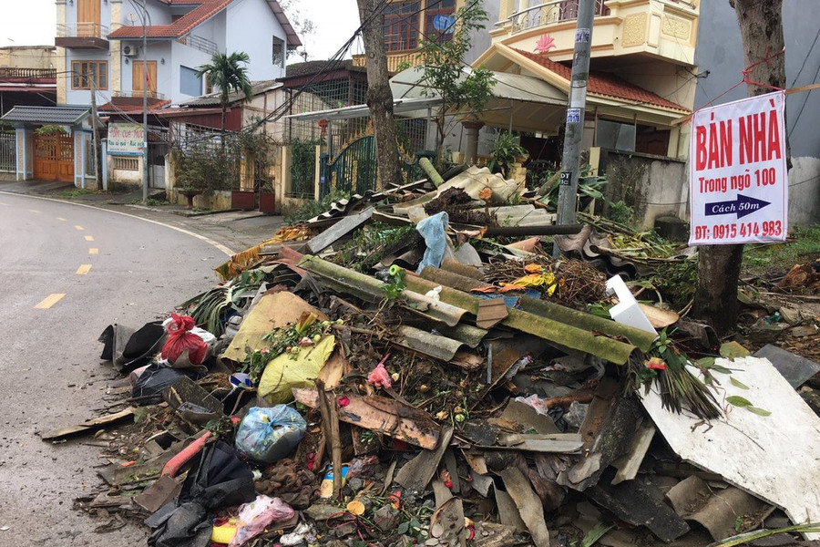 Nhiều bãi rác xuất hiện ở khu vực thành phố Yên Bái sau giông lốc