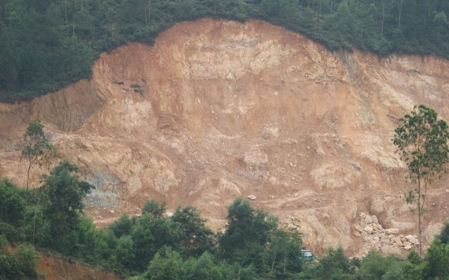 Hà Tĩnh: Mỏ đất vẫn rầm rộ khai thác khi bị phát hiện vượt trữ lượng cho phép