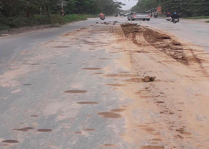 Hà Nội: Nhức nhối nạn rơi vãi bùn đất trên Đại lộ Thăng Long