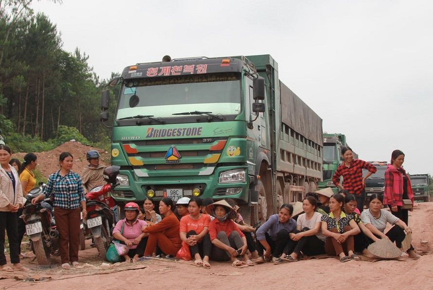Lạng Sơn: Lo không nhận được tiền đền bù, người dân chặn xe thi công hồ chứa nước Bản Lải