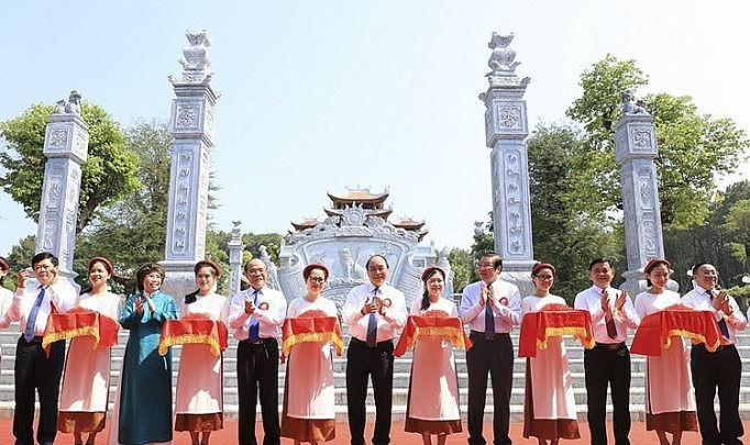 Thủ tướng Nguyễn Xuân Phúc dự lễ khánh thành Đền Chung Sơn tại xã Kim Liên, huyện Nam Đàn, tỉnh Nghệ An