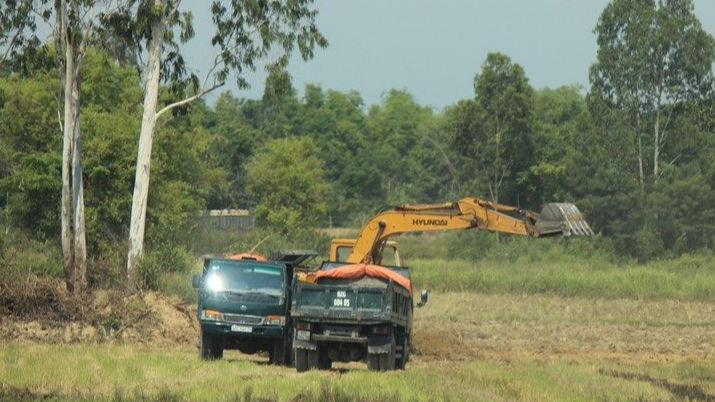 Quảng Nam: Rầm rộ khai thác đất ruộng trái phép