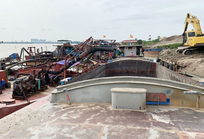Hà Nội: Bắt quả tang 10 tàu khai thác cát trái phép trên sông Hồng