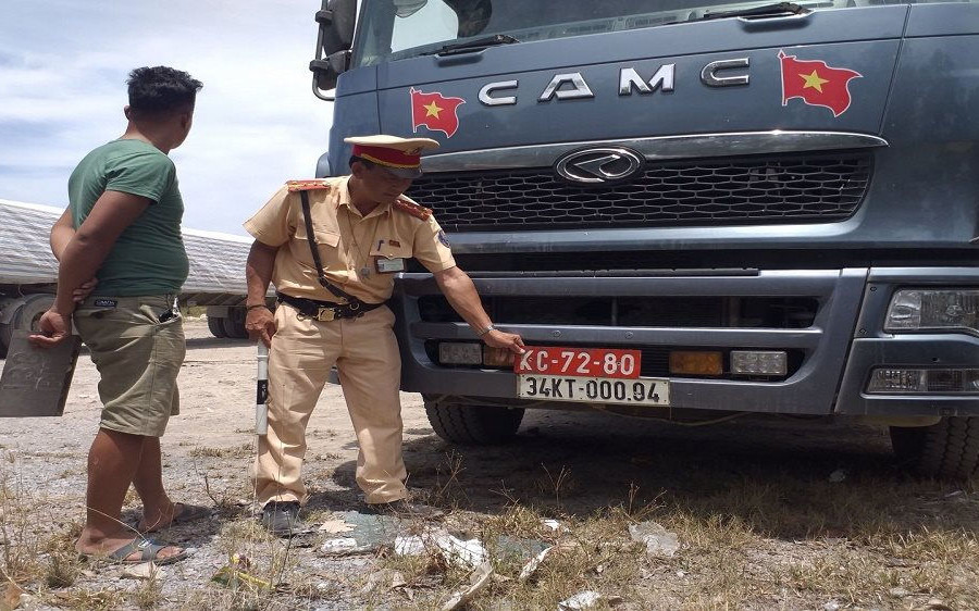 Thanh Hóa: Bắt giữ xe tải đeo biển giả quân đội chở hàng vượt tải trọng 319%