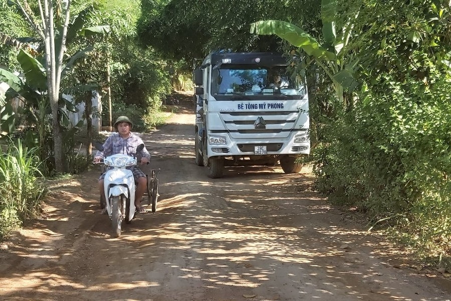 Lạc Sơn – Hòa Bình:  Xe bê tông dằn nát đường liên xã