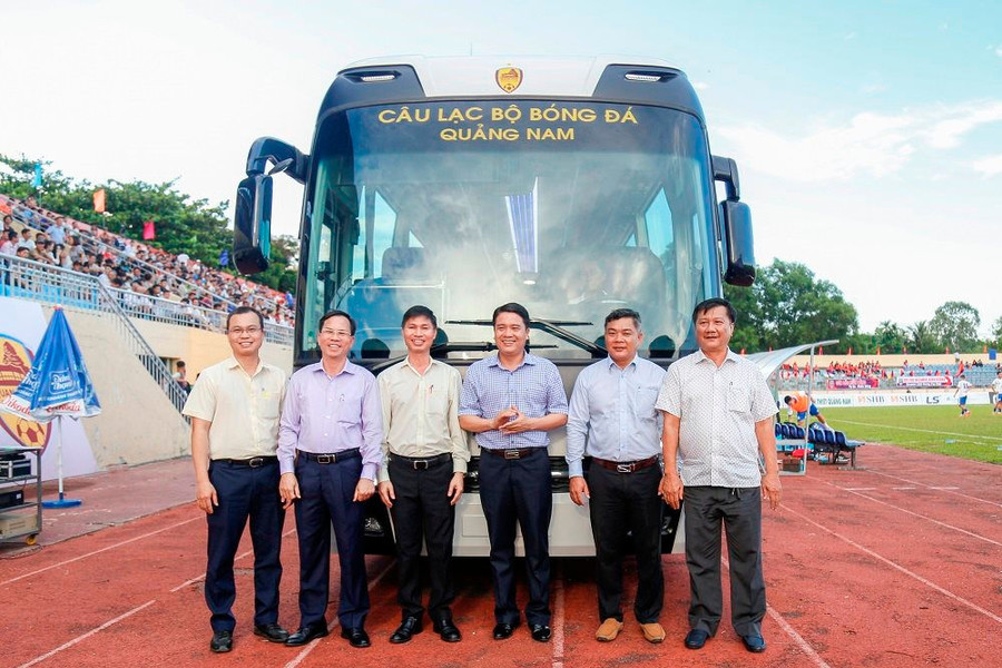 THACO tặng CLB bóng đá Quảng Nam xe bus 47 chỗ