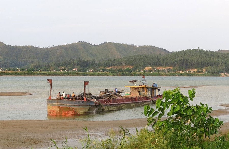 Cát tặc “đại náo” sông Lam